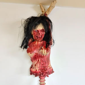 Décoration de torse de zombie féminin sanglant en latex pour Halloween, avec visage semi-avarié et colonne vertébrale exposée, accessoire double usage à suspendre ou ornement de table - Product Image 6
