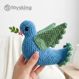 Bambola Uncinetto Colomba Bianca con Ramo d'Ulivo - Simbolo della Pace, Animale di Peluche Fatto a Mano, Regalo per Battesimo e Decorazione Murale per Cameretta - Product Image 2