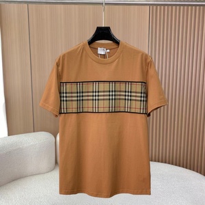 Camiseta de Manga Corta con Cuello Redondo para Hombre, Negra, con Detalles a Contraste en Estilo Burberry, Corte Regular Informal, 100% Algodón Tejido - Product Image 3