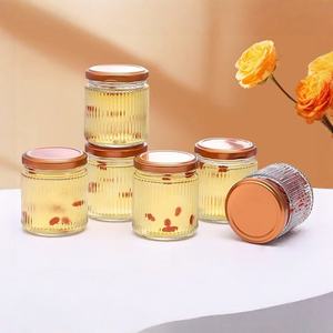 Vente en gros Bouteille en verre pour pouding nid d'oiseau Bocal en verre pour le stockage des aliments à rayures verticales avec bouchon en métal - Product Image 1