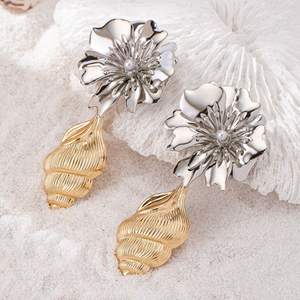 Pendientes de perlas de flores de dos colores Pendientes de concha de tendencia de moda para mujer - Product Image 3