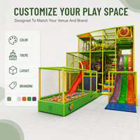 Structure de jeu intérieure commerciale sur le thème de la jungle, équipement de jeu doux pour enfants, piscine à balles, toboggan, structure d'escalade, design tropical audacieux et personnalisé