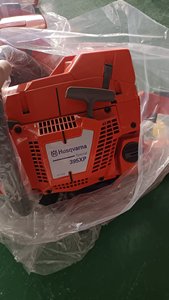 Motosierra de Gasolina Husq 395xp de 93.6cc para Trabajo Pesado, Motosierra Profesional de Dos Tiempos para Tala y Corte de Árboles - Product Image 6