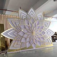 Dekorasi Panggung Acara Pernikahan Desain Baru Bentuk Bunga PVC Cermin Emas Latar Belakang Pernikahan Lotus
