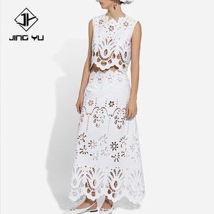 Robe d'été élégante en coton brodé ajouré, col rond ample, avec haut et jupe assortis, broderie personnalisée - Product Image 1