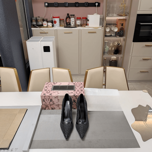 Chaussures pour femmes Jimmy, élégantes et tendance, en tissu mesh noir à haute élasticité et entièrement ornées de strass pressés à chaud. - Product Image 1