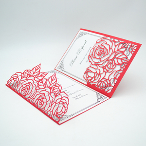 Élégante invitation de <span class=keywords><strong>mariage</strong></span> pliée en trois avec motif floral bordeaux, pochette et papier nacré métallisé - Product Image 3