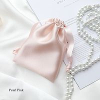 Pochette de rangement pour bijoux en satin doux de luxe, avec logo personnalisé, cordon de serrage, sac anti-poussière portable, petit sac en satin pour décoration de cadeaux quotidiens