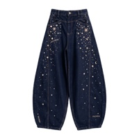 Jeans vintage oversize pour homme, couleur indigo foncé, avec broderies étoiles, lunes, fleurs, strass et perles sur toute la surface, coupe ballon à jambe large, pour l'hiver