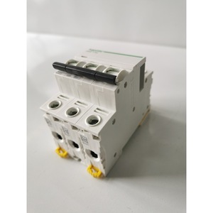 Interruptor Automático Miniatura Electromecánico Kuangjiu 3P 40A 230V/400V con Protección de Baja Tensión para Distribución de Energía Secundaria - Product Image 1