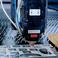 Nouvelle machine de découpe laser à fibre industrielle CNC 3kW à refroidissement par eau, contrôle Cypcut, haute précision, 3 axes, haute vitesse, pour métaux
