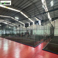 Solution tout-en-un LUX avec gazon noir et terrain de padel intérieur super panoramique à vendre