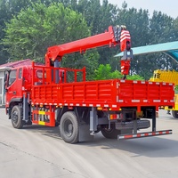 Mini-grue montée sur camion de 3 à 16 tonnes avec flèche télescopique hydraulique droite et moteur Liyuan pour les opérations de levage de marchandises sur chantier