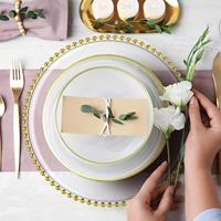 Assiettes de présentation modernes transparentes en acrylique de 13 pouces avec bord perlé, vente en gros d'usine, assiettes décoratives en plastique