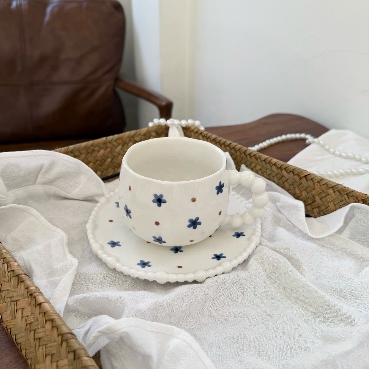 Petite tasse et soucoupe 320ml, motif floral bleu foncé à pois jaunes.