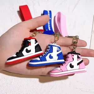 Sneaker PVC anahtarlık Mini ayakkabı anahtarlık 3D Sneakers anahtarlık toplu PVC anahtar kolye aksesuarları Sneakers Charms basketbol ayakkabısı