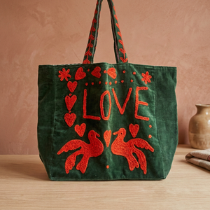 Sac fourre-tout en velours vert fait main sur mesure avec broderie chic et décontractée de lettres LOVE rouges, colombes, cœurs et appliques florales - Product Image 6