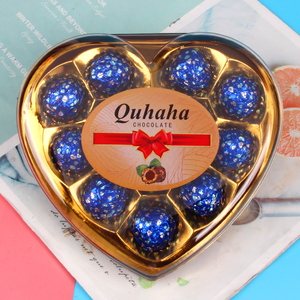 Vente en gros de snacks en vrac : 12 boules de gaufrettes au chocolat noir enrobées de feuille d'or, fourrées aux noisettes, dans une boîte en forme de cœur pour la Saint-Valentin - Product Image 3