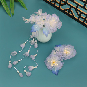 Pinza para el Cabello con Borlas y Flores en Degradado Morado, Diseño Original Hecho a Mano, Primavera 2026, Accesorio para Peinado y Maquillaje - Product Image 4
