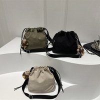 Sac à bandoulière sport léger à fermeture simple, décontracté, grande capacité, pour femme, en nylon et polyester, plissé, tendance, type seau