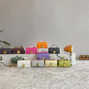 Bolsa femenina moderna de 2025, modelo transversal francés popular con un solo hombro y compartimento para guardar objetos. - Product Image 2