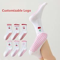 Nouvelles chaussettes antidérapantes pour femmes avec motif cerise, broderie cerise ludique, chaussettes antidérapantes en coton doux, chaussettes antidérapantes pour la danse, le yoga, le pilates