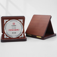 Plaque en bois pliable gravée sur mesure HBL avec médaille métallique incrustée pour la commémoration d'entreprise