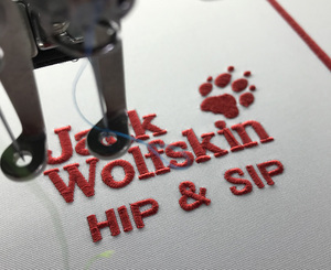 Máquina bordadora de alta velocidad HE FENG con 16 años de experiencia en este mercado - Product Image 3