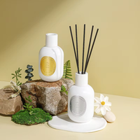 Ensemble de diffuseur de roseau de parfum de maison de luxe de 180ml avec parfums personnalisables et logo étiquette en métal de bâtonnets de rotin de bouteille en verre mat blanc