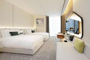 ชุดเฟอร์นิเจอร์ห้องนอนโรงแรมไม้สไตล์โมเดิร์น เตียงนอนขนาดใหญ่สำหรับห้องพักแขก เตียงขนาดใหญ่พิเศษ สำหรับใช้ในอพาร์ตเมนต์แบบกำหนดเอง - Product Image 2