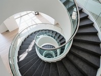 Escalier en colimaçon élégant sur mesure avec marches en verre antidérapantes, structure métallique, style minimaliste, pour villa, hôpital, escalier intérieur pour projet de manoir