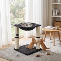En gros Arbre à chat et griffoir en bois, design château, avec éléments d'escalade et de griffage en sisal pour chats
