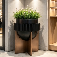 Jardinière géométrique irrégulière unique en acier inoxydable, pot de fleurs moderne en métal abstrait pour galerie d'art contemporain