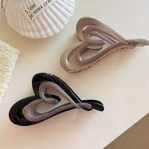 Pinza de Pelo de Plástico para Mujer con Diseño de Corazón Hueco Geométrico y Bloques de Color, Estilo Tiburón - Product Image 3