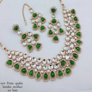 Trending Fancy Collection Conjunto de collar de perlas y Kundan chapado en oro Conjunto de collar de perlas y Kundan de diseño premium - Product Image 2