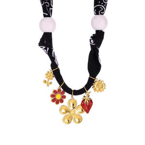 Collier tendance 2025 en foulard de soie de style bohème avec pendentif en forme de cœur en acier inoxydable - Product Image 4