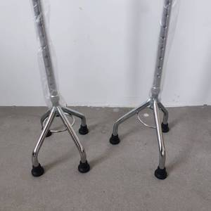 Canne de marche à quatre pieds en alliage d'aluminium avec poignée antidérapante, aide à la mobilité pour personnes âgées, utilisation en extérieur - Product Image 4