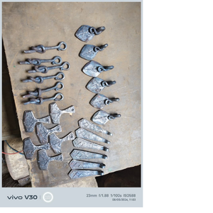 Pendentifs en métal de fer forgé à la main sculptés à la main sur mesure adaptés à une utilisation par les créateurs de bijoux et idéaux pour la revente - Product Image 2