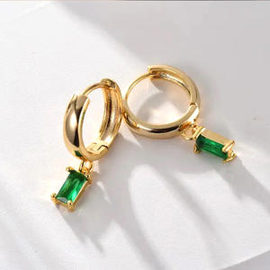 Boucles d'oreilles créoles plaquées or E2574 avec pierre précieuse verte taille émeraude sertie clos, style classique, boucles d'oreilles pendantes raffinées pour femme - Product Image 1