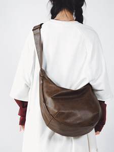 Sac bandoulière rétro tendance en PU souple haut de gamme, style selle ou dumpling, unisexe, avec une seule sangle – Grande Vente - Product Image 3