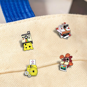 Pin de solapa metálico esmaltado retro con diseño de cámara y flor <span class=keywords><strong>Instax</strong></span>, personalizado floral, para mochilas y moda, al por mayor - Product Image 1