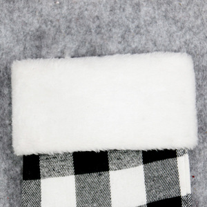 Chaussettes de Noël à suspendre en coton doux et durable, motif écossais gris <span class=keywords><strong>noir</strong></span>, avec revers en peluche Buffalo Jiatao - Product Image 5