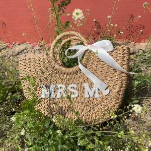 حقيبة يد منسوجة مصنوعة يدويًا من القش مع تطريز مخصص بحروف من اللؤلؤ من mnl - Product Image 3