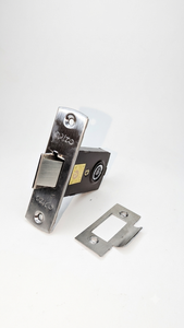 Loquet bébé en fer de 65 mm avec plaques avant et latérales en acier inoxydable 304 pour quincaillerie de verrouillage de porte de meuble, finition thermolaquée - Product Image 2