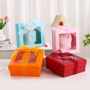 Boîtes cadeaux pliables biodégradables personnalisées avec fermeture magnétique, poignée, couvercle à fenêtre, vernissage UV, diverses options - Product Image 1