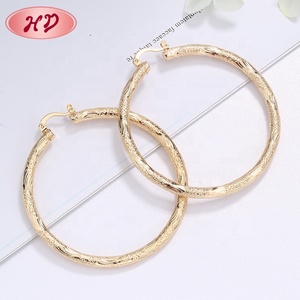 Pendientes <span class=keywords><strong>de</strong></span> Aro Económicos Nuevos y Elegantes para Chicas con Diseño Giratorio <span class=keywords><strong>de</strong></span> Diamantes en Oro <span class=keywords><strong>de</strong></span> 18K, <span class=keywords><strong>Aretes</strong></span> Tipo Huggie Bañados en Oro <span class=keywords><strong>de</strong></span> 18K - Product Image 2