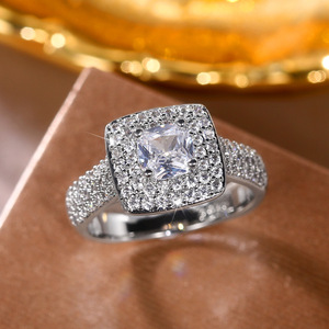 Anello con Accento Quadrato Princess per Donne, Elegante Accessorio da Dito per Proposte, Feste e Matrimoni, Idea Regalo - Product Image 1