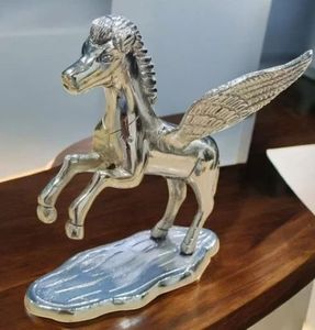 Figurine de conception animale plaquée de cheval volant en laiton de Chine moderne pour offrir ou sculpture décorative - Product Image 1