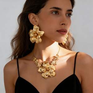 Collar de Clavícula con Dije de Flor y Perlas de Agua Dulce Chapado en Oro de Lujo para Mujer, Ideal para Aniversario de Bodas, de Alta Gama y Resistente a la Decoloración - Product Image 4