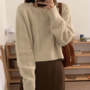 Pull en mohair <span class=keywords><strong>angora</strong></span> pour femmes tricoté à la main Pull d'hiver à col rond avec design torsadé Pull en tricot décontracté Logo personnalisé - Product Image 5